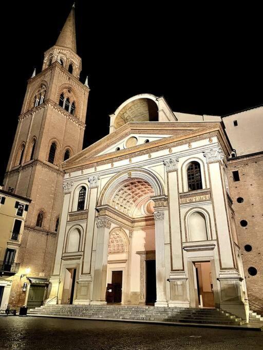 Apartment Under The Basilica Of Sant'Andrea Мантуя Экстерьер фото