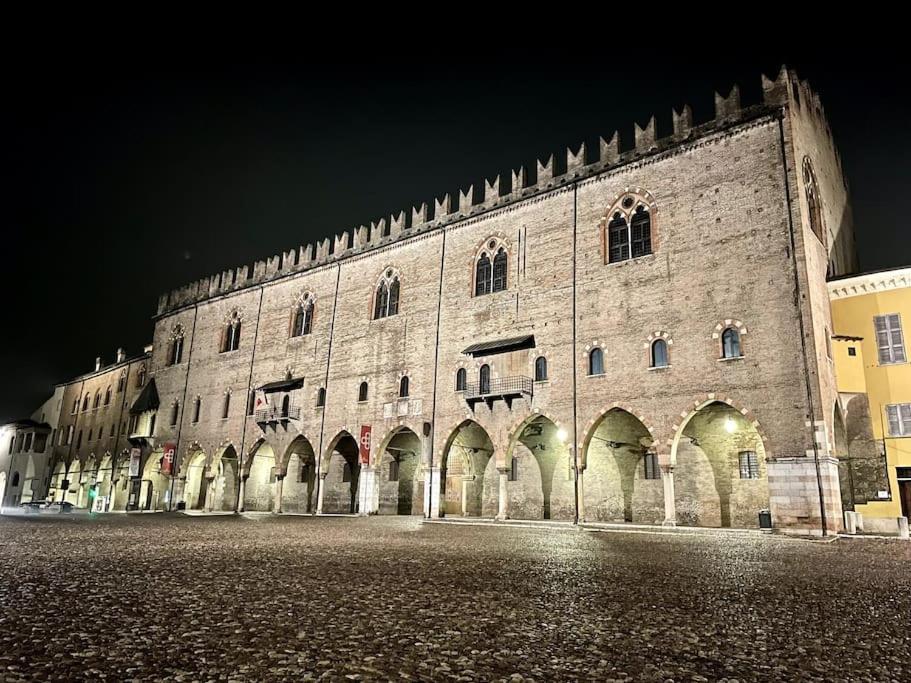 Apartment Under The Basilica Of Sant'Andrea Мантуя Экстерьер фото