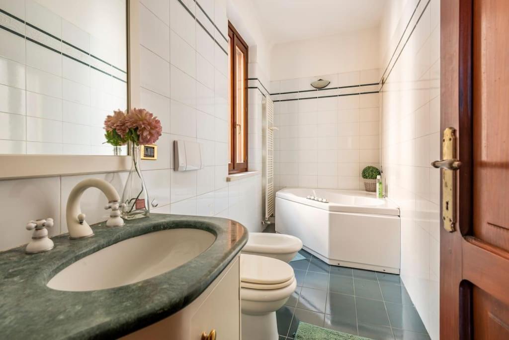 Apartment Under The Basilica Of Sant'Andrea Мантуя Экстерьер фото