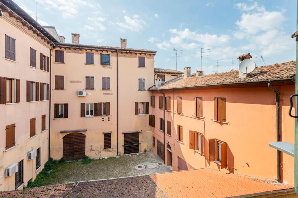 Apartment Under The Basilica Of Sant'Andrea Мантуя Экстерьер фото